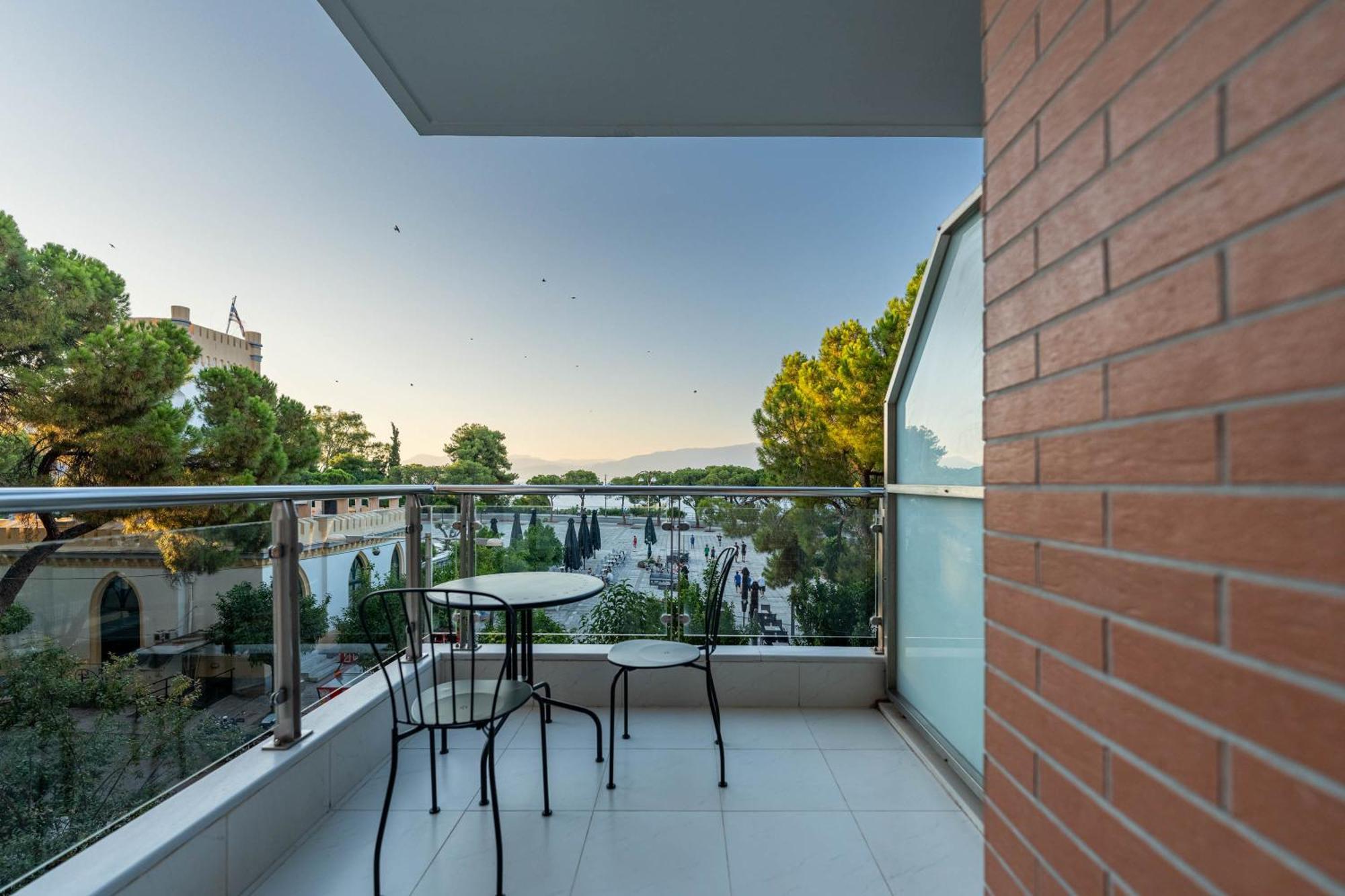 Byron Luxury Apartments Aigio Extérieur photo