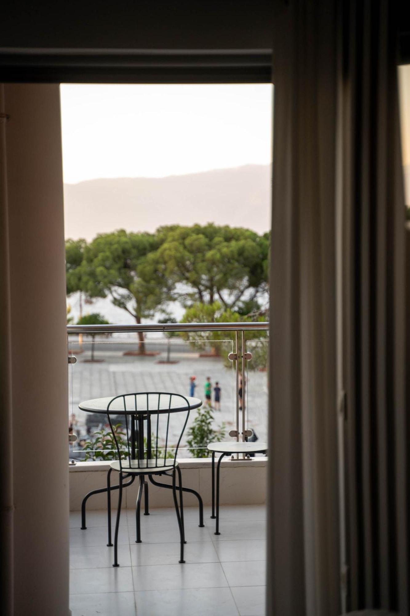 Byron Luxury Apartments Aigio Extérieur photo